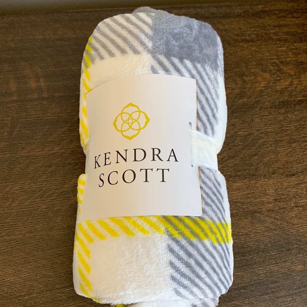 🆕 Kendra Scott fleece blanket